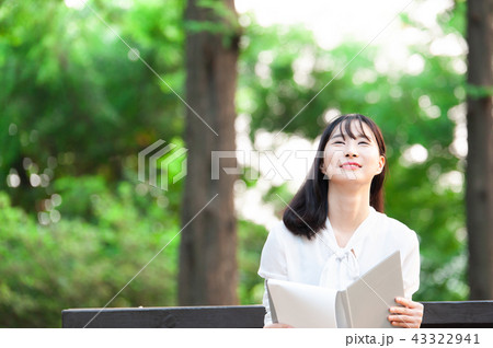 若い女性 韓国人 森 43322941