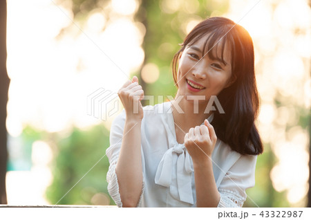 若い女性 韓国人 森 43322987
