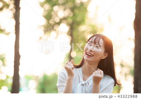 若い女性 韓国人 森 43322988