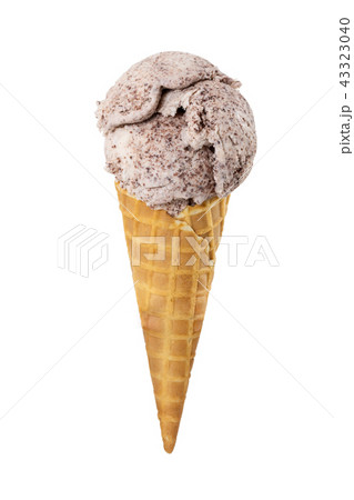 Ice cream with chocolate chips in waffle cone  43323040