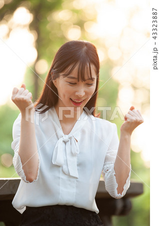 若い女性 韓国人 森 43323887