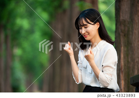 若い女性 韓国人 森 43323893