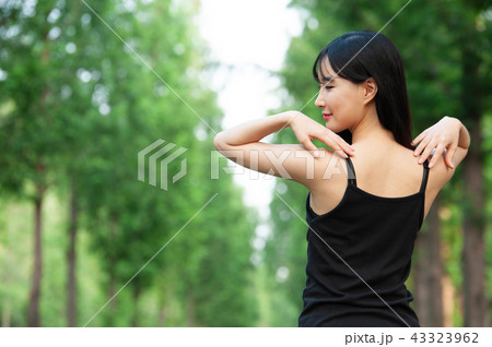 若い女性 韓国人 森 43323962