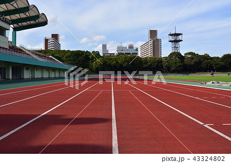 陸上競技場のトラック 43324802