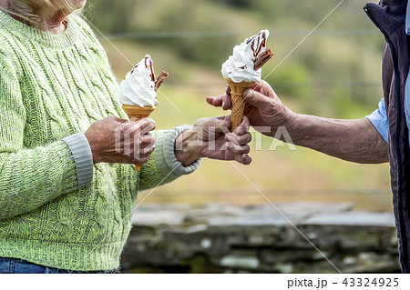 Senior couple enjoy their ice cream in the nature 43324925