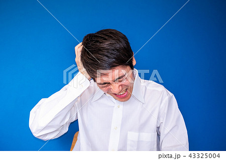 頭を抑える男性 43325004