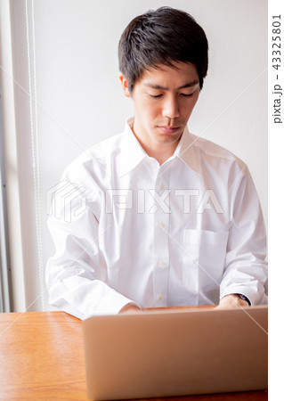 ノートパソコンで作業する男性 ノートパソコンで作業する男性 43325801