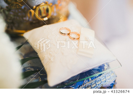 Wedding rings on ceremony at church. Macro. 43326674