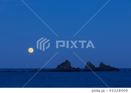 神奈川_三ツ石に昇る満月 43328409
