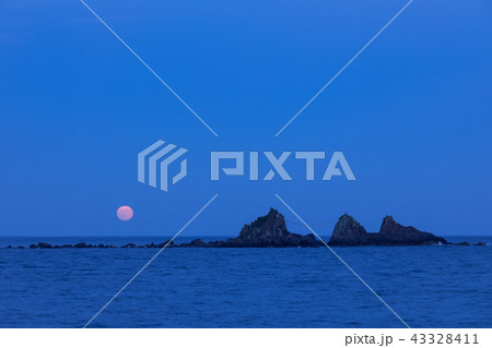 神奈川_三ツ石に昇る満月 神奈川_三ツ石に昇る満月 43328411