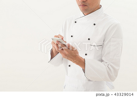 スマホを見る料理人 スマホを見る料理人 43329014