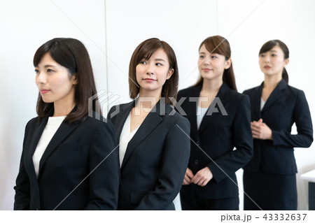 面接 ビジネス 待つ 順番 並ぶ 就職 転職 面接 ビジネス 待つ 順番 並ぶ 就職 転職 43332637