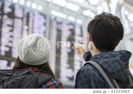 空港でフライト情報を確認するカップル　夫婦 43333465
