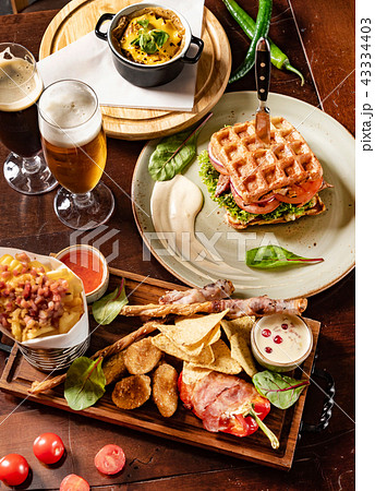 dinner set in the restaurant 43334403