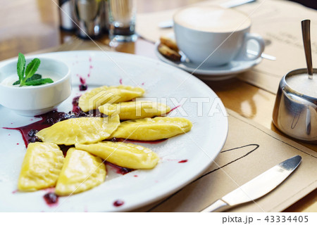 ravioli with berries 43334405