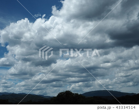 重なり合う夏の雲 43334514