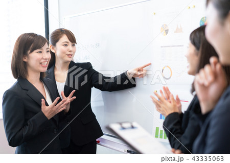 会議　ビジネス　ビジネスウーマン　プレゼンテーション 43335063
