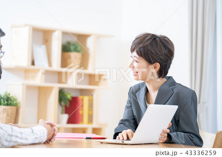 女性説明員　保険相談　カウンセラー　リフォーム相談　老人ホーム入所説明 43336259