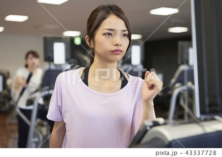 ランニングマシーン　女性 43337728