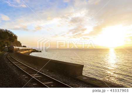 夕陽と駅 43337903