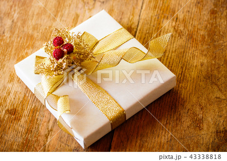 金リボンの贈り物 43338818