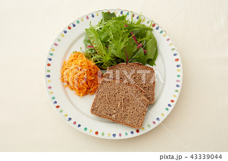 健康的な朝食プレート 43339044