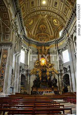 サン・ピエトロ大聖堂内のベルニーニ作の聖ペトロの司教座、真ん中には鳩のステンドグラス　 43339297