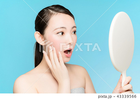 肌をチェックする女性 肌をチェックする女性 43339566