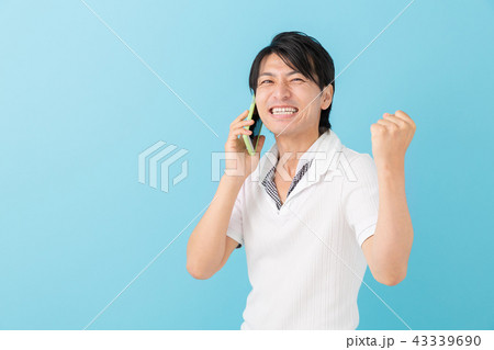 電話をするミドル男性 43339690