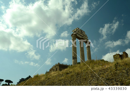 パラティ－ノの丘のテラスの前に建つ495年築のカストルとボルックス神殿　　 43339830