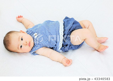 寝転ぶ赤ちゃん 寝転ぶ赤ちゃん 43340583