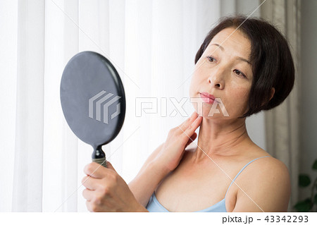 スキンケア　セルフケア　デコルテ 43342293