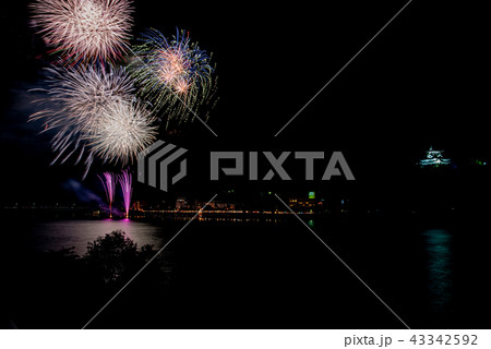 愛知県　犬山城と木曽川　日本ライン夏まつり納涼花火大会の夜　比較明合成 43342592