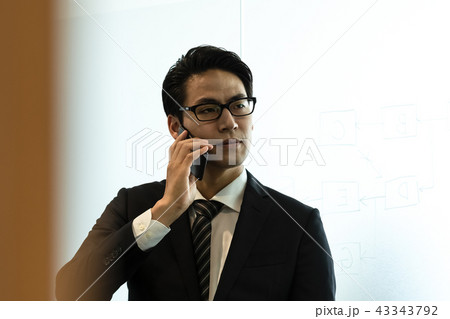 ビジネスイメージ　電話をする男性 43343792