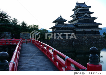 夜明けの松本城と埋橋　　松本市 43344270
