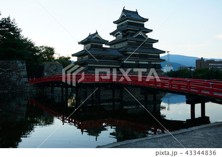 夜明けの松本城と埋橋 松本市 夜明けの松本城と埋橋 松本市 43344836