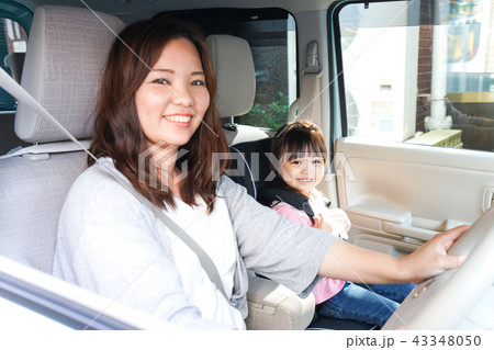 お母さんとドライブをする子ども 43348050