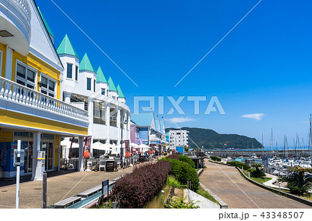 オシャレな建物が並ぶ伊東マリンタウン 43348507
