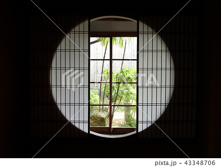 和室の丸い窓の写真素材