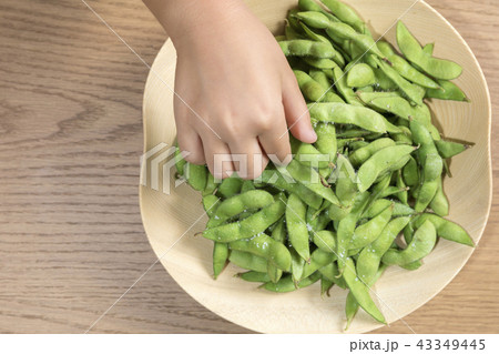 枝豆を食べる子供手元 43349445