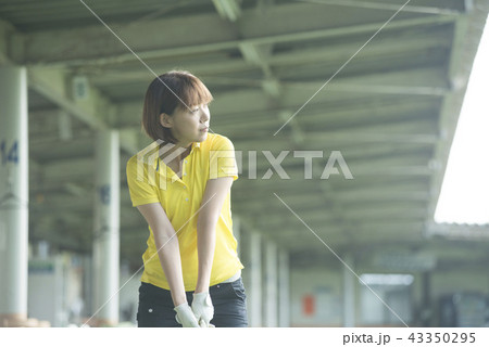ゴルフをする女性 43350295