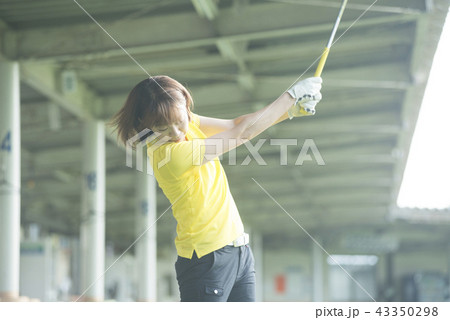 ゴルフをする女性 43350298