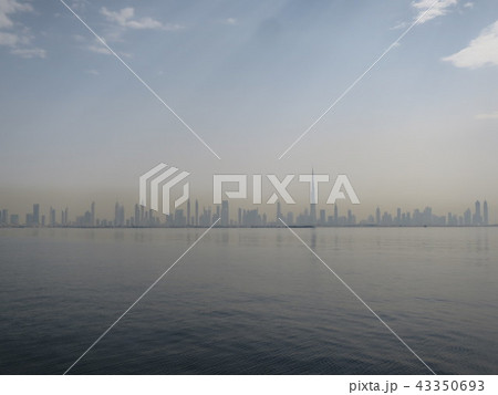 ドバイ、霞む街並み 43350693