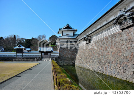 金沢城公園・内堀に囲まれた五十間長屋と橋爪門(2) 金沢城公園・内堀に囲まれた五十間長屋と橋爪門(2) 43352700