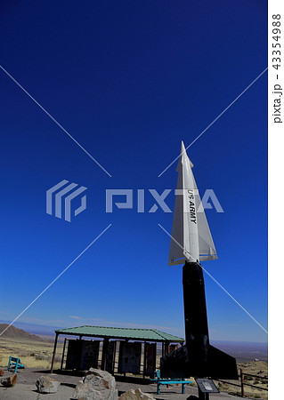 ニューメキシコ・ホワイトサンズ近くの展望エリヤにあるロケットのオブジェ ニューメキシコ・ホワイトサンズ近くの展望エリヤにあるロケットのオブジェ 43354988