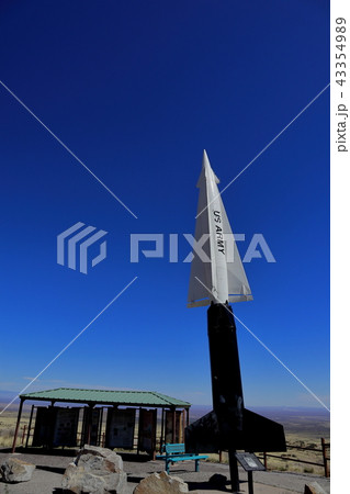 ニューメキシコ・ホワイトサンズ近くの展望エリヤにあるロケットのオブジェ ニューメキシコ・ホワイトサンズ近くの展望エリヤにあるロケットのオブジェ 43354989