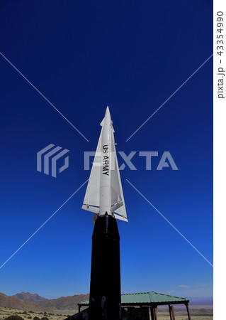 ニューメキシコ・ホワイトサンズ近くの展望エリヤにあるロケットのオブジェ ニューメキシコ・ホワイトサンズ近くの展望エリヤにあるロケットのオブジェ 43354990