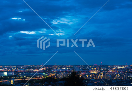 東京 夜景 高台から望む住宅街の写真素材