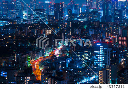 東京夜景 高層ビル群と高速道路の写真素材