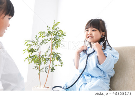 お医者さんごっこをする子ども お医者さんごっこをする子ども 43358173